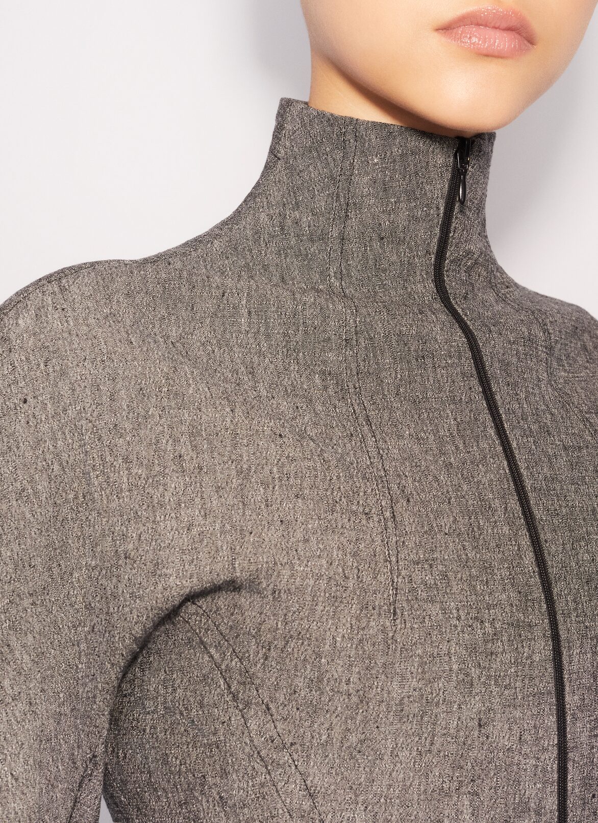 CHAQUETA CORTA DE CUELLO ALTO ALAÏA GRIS CHAQUETA CORTA DE CUELLO ALTO